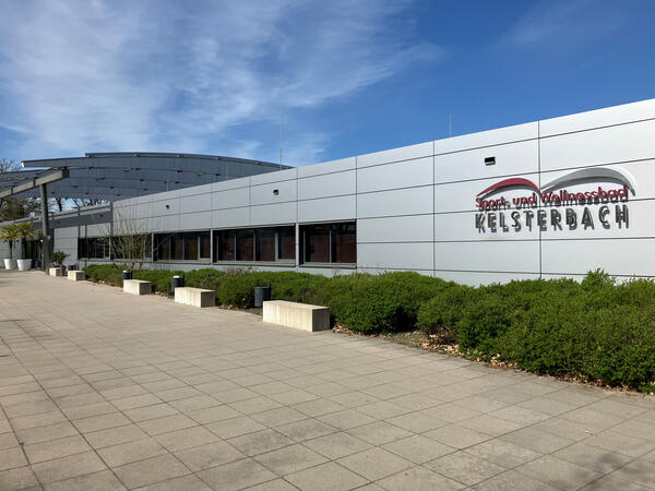 Schwimmbad Front 2025