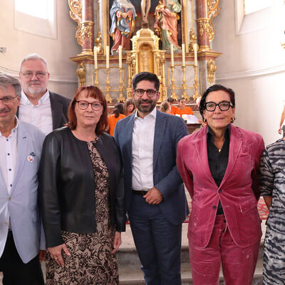 Bild vergr&ouml;&szlig;ern: Drei Männer und drei Frauen stehen vor dem Altarbereich in einer Kirche.