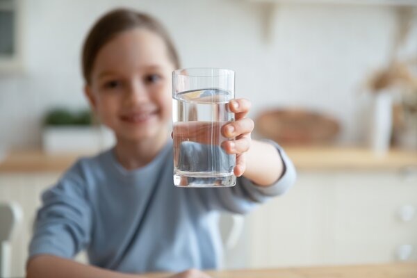 Trinkwasser an Schulen Symbolbild