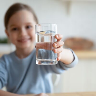 Trinkwasser an Schulen Symbolbild
